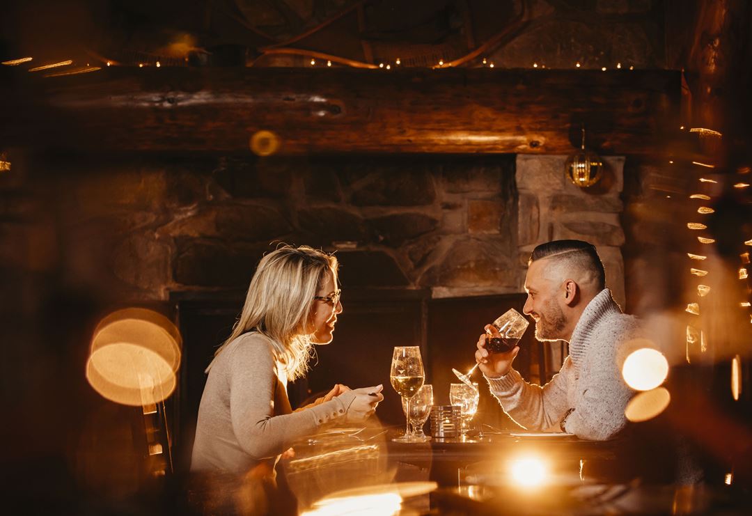 Couple aur restaurant de l'Auberge du Lac Taureau